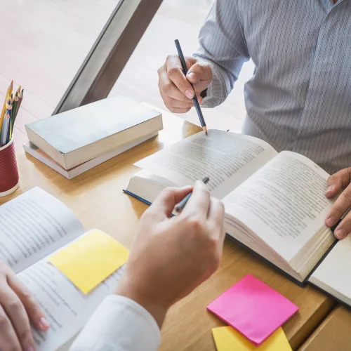 Studio con libri e appunti durante un percorso di supporto DSA